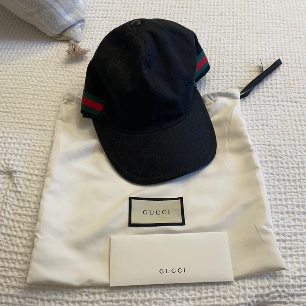 Women’s black Gucci hat